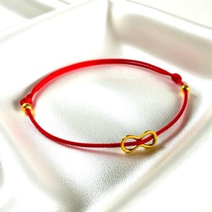 Pode incluir: Um conjunto de três canecas de cerâmica com acabamento fosco e salpicado. As canecas são em tons de creme, castanho claro e castanho escuro. Cada caneca tem um design simples e minimalista.