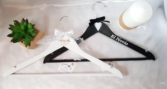 Perchas para novios personalizadas, Personalized bridal hanger, percha  madera nombre, wedding day, vestido de novia, novios, matrimonio -   España