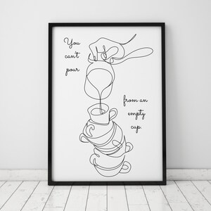 Puede incluir: Ilustración en blanco y negro de arte de línea de una cafetera vertiendo café en una pila de tazas. El texto "You can't pour from an empty cup." está escrito debajo de la imagen.