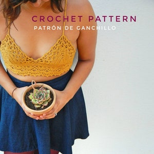 Könnte beinhalten: Ein gelbes Häkeltop mit einem zarten Muster. Das Top wird von einer Person mit einem Jeansrock und burgunderfarbenen Strumpfhosen getragen. Der Text "CROCHET PATTERN PATRÓN DE GANCHILLO" wird über dem Top angezeigt.