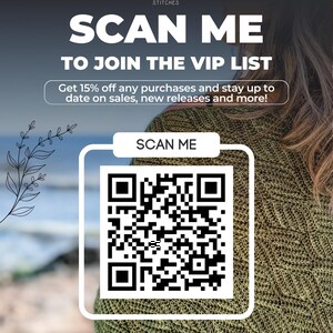 Pu&ograve; includere: Un codice QR in bianco e nero con il testo "SCAN ME" sopra. Il testo "NOMAD STITCHES" &egrave; sopra il codice QR. Il testo "SCAN ME TO JOIN THE VIP LIST" &egrave; sopra il testo "NOMAD STITCHES". Il testo "Get 15% off any purchases and stay up to date on sales, new releases and more!" &egrave; sotto il testo "SCAN ME TO JOIN THE VIP LIST". Il testo "nomadstitches.com" e "@nomadstitches" sono sotto il codice QR.