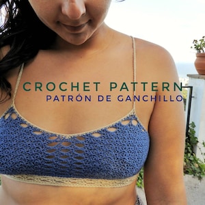 Könnte beinhalten: Ein blaues Häkeltop mit einem beigefarbenen Häkelbesatz. Der Text "CROCHET PATTERN PATRÓN DE GANCHILLO" ist über das Bild gelegt.