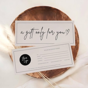 Può includere: Due buoni regalo bianchi con testo nero e bordo nero. Il buono superiore recita "a gift only for you" in corsivo. Il buono inferiore ha un logo e campi per "A", "Importo" e "Scade".