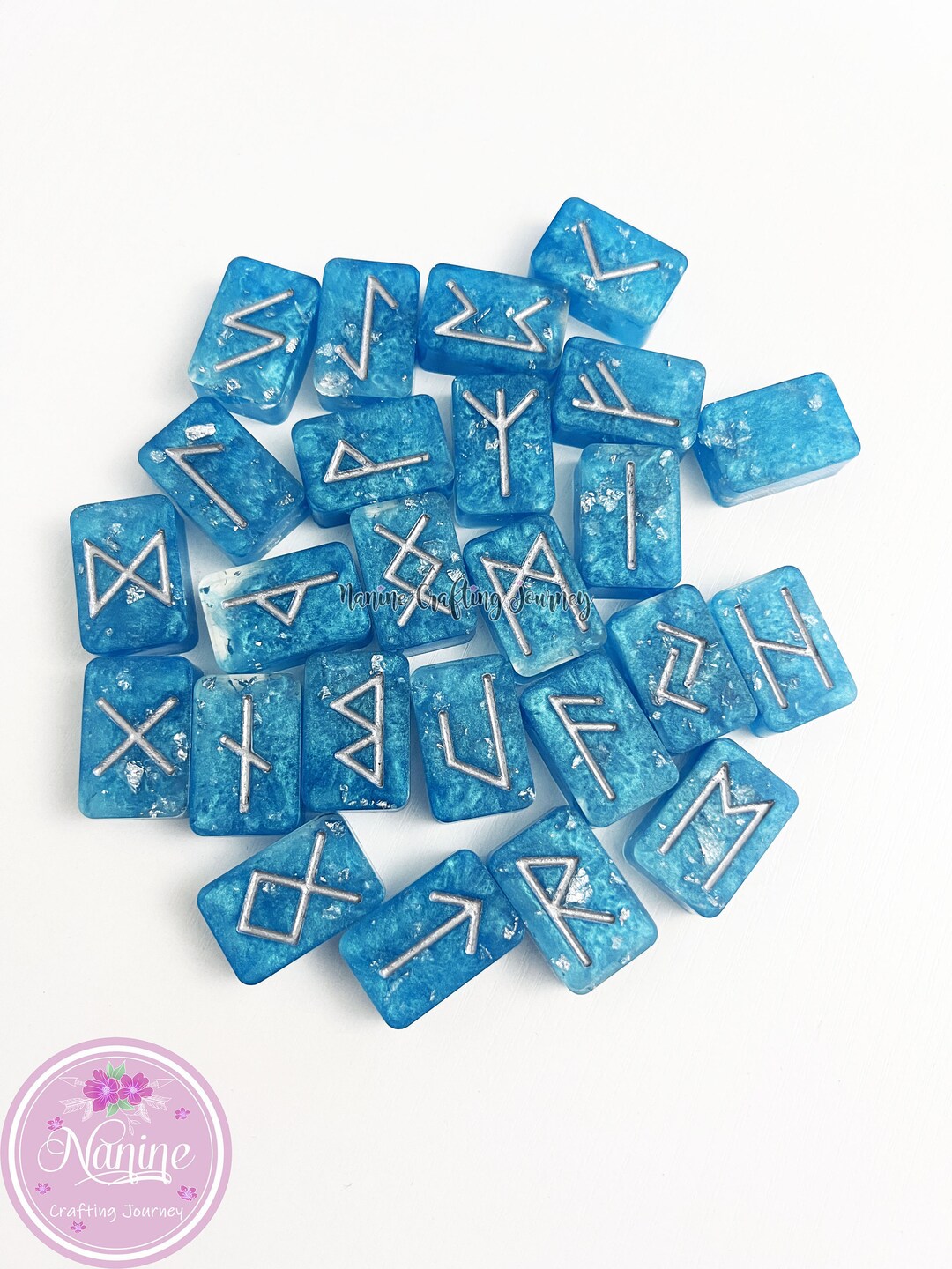 Light Blue Rune Runas de resina azul claro con lámina plateada e incrustaciones ...