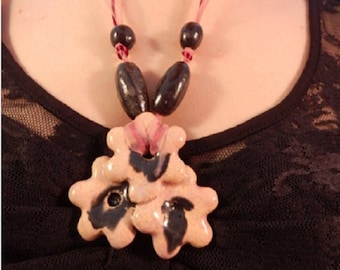 Céramique collier artisanal  fleur en céramique bijoux artisanal