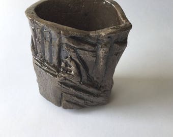 Cache pot ou pot en céramique artisanale taupe marron