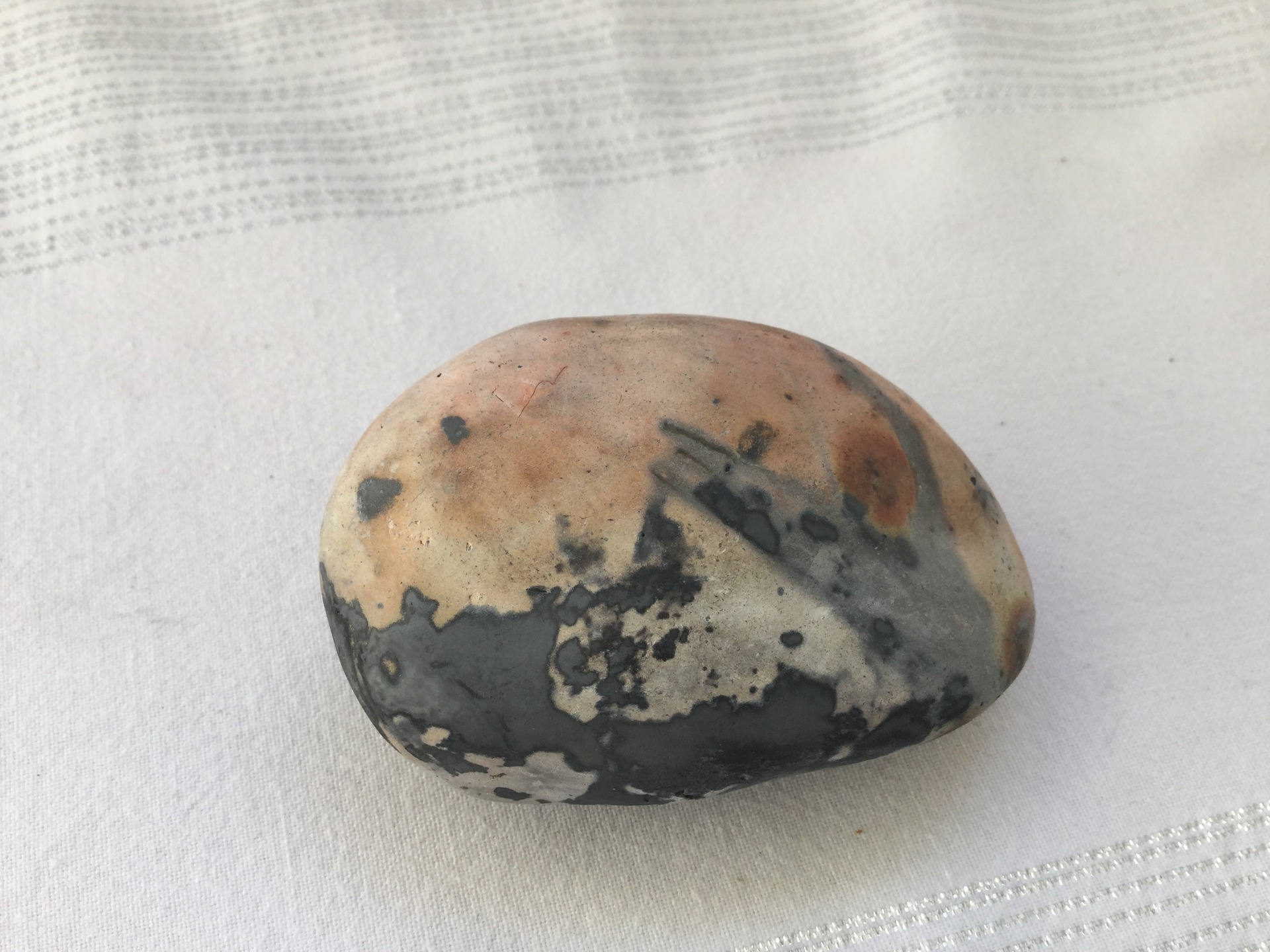 Galet en Terre Cuite Enfumée, Céramique Artisanale