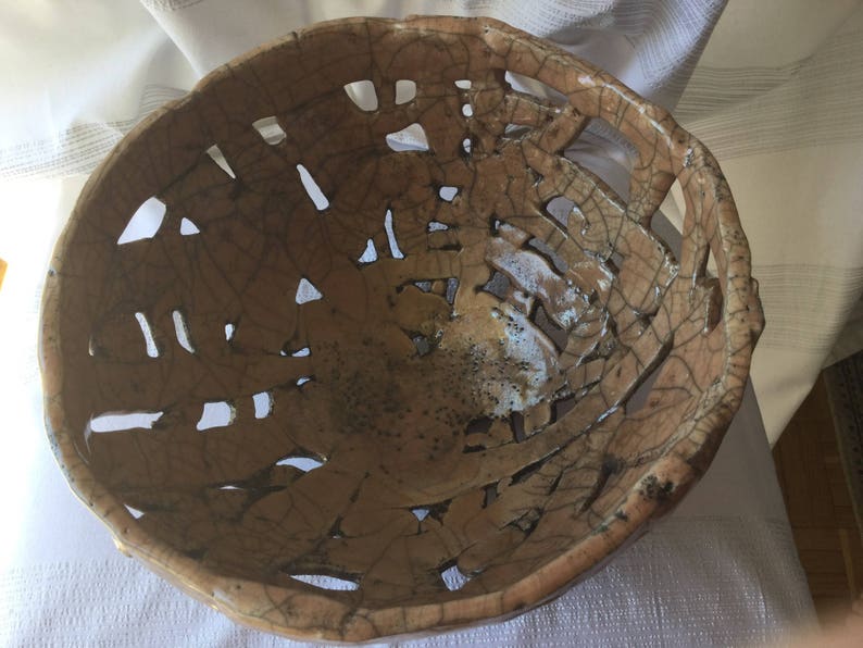Grande coupe ronde originale en céramique artisanale raku beige, céramique d'art image 4