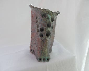 Vase de forme triangulaire en céramique artisanale RAKU