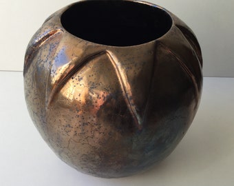 Vase rond en céramique en terre cuite , céramique artisanale , céramique d'art , poterie