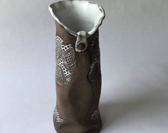 vase en céramique artisanale terre marron dentelle émail blanc