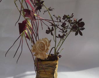 Vase en céramique artisanale raku et terre enfumée émail jaune , céramique d'art