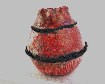 Vase en céramique artisanale raku et terre enfumée émail rouge , céramique d'art