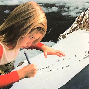 Puede incluir: Una niña con el pelo largo y rubio está dibujando en una superficie blanca con un lápiz azul. La superficie está cubierta de pequeños puntos negros que se asemejan a una bandada de pájaros volando en formación. El fondo es una escena de montaña nevada con nubes en el cielo.