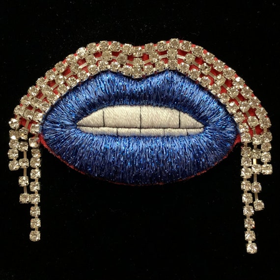 Bedazzle Glitter Lips Brooch in Blue With Silver Diamante Trims 