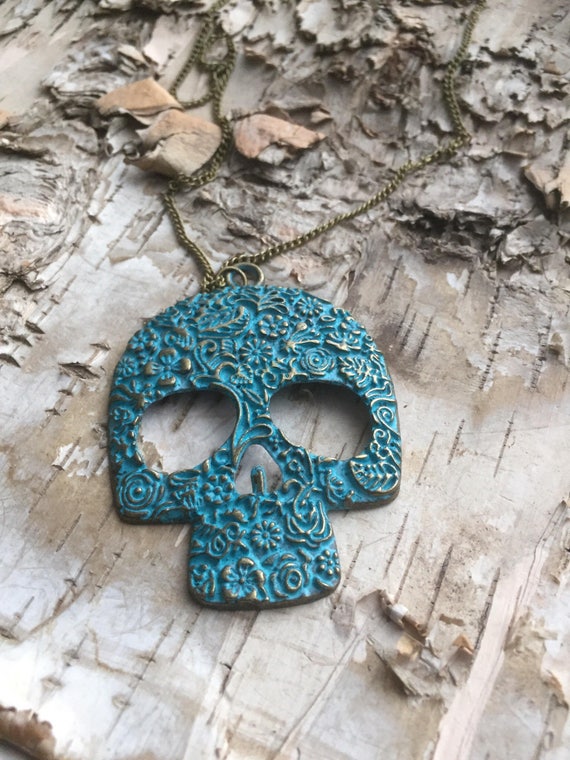 Ladies skull necklace deals