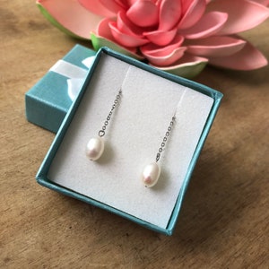 Orecchini a catena, orecchini di perle, orecchini a catena lunga, regalo per damigelle d&#39;onore, orecchini pendenti, gioielli da sposa, orecchini delicati