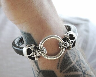 Schädel Lederarmband, Memento mori Armband, schwarzes Leder, Herrenschmuck, Herren Accessoires, Piraten Schmuck, Schädel Schmuck, Biker Armband