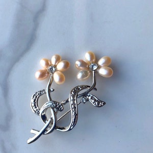Sparkling pearl brooch, daisy brooch, Floral brooch, rhinestone brooch, Freshwater pearl jewelry, pearl pin, cluster pearl, pink brooch