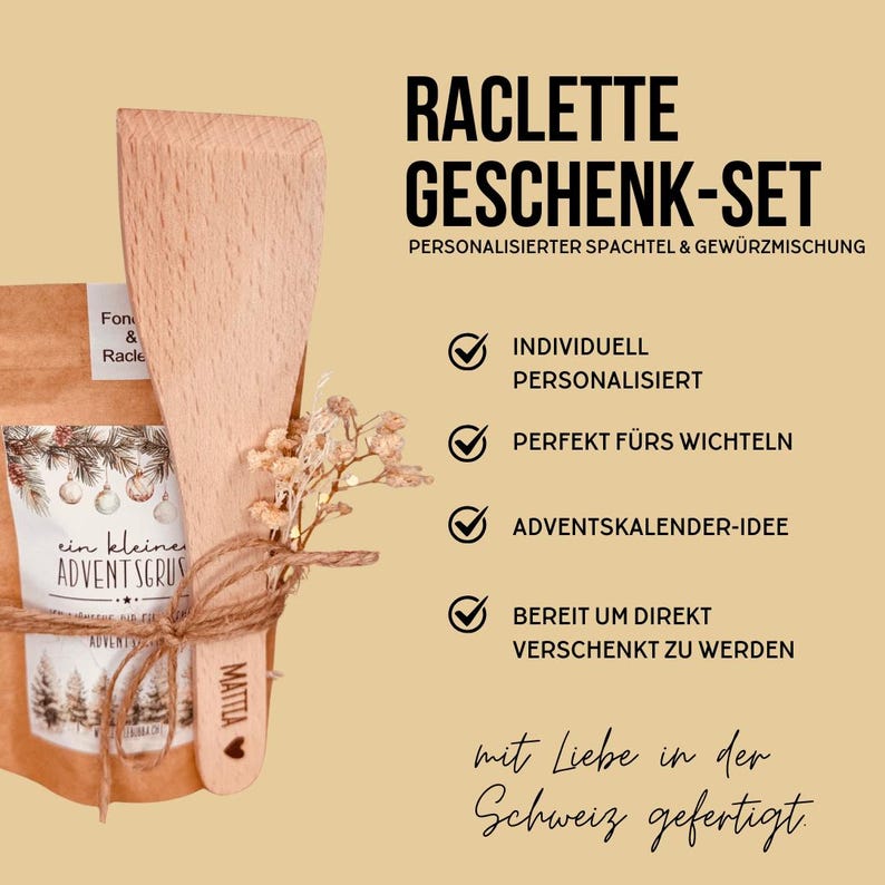 May include: A wooden raclette spatula and a small bag of spices tied together with twine, with dried flowers. The bag has text that reads "ein kleines ADVENTSGRUS". The text "RACLETTE GESCHENK-SET" is at the top.
