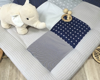 Couverture d'éveil de 3 à 4 cm d'épaisseur - patchwork - couverture en tissu gaufré - couverture pour bébé - ancre bleu foncé/gris clair/blanc - avec nom