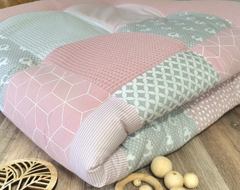 Couverture d'éveil de 3 à 4 cm d'épaisseur - patchwork - couverture piqué gaufrée - couverture pour bébé - personnalisable avec nom - éléphant vieux rose gris clair