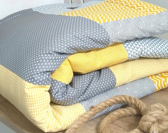 PATCHWORK - couvre-lit - couverture câline personnalisable avec nom - jaune/gris/blanc