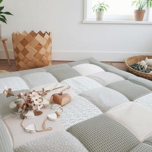 Waffle pique patchwork blanket - baby blanket - 3-4 cm thick playmat - floral vines / beige sand / sage / white - customizable with Na