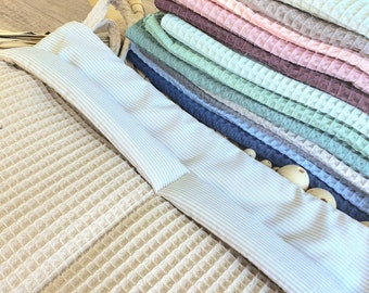 Waffle fabric bed bag holder - practical bed bag - wall-mounted storage - utensil for changing table - baby bed and playpen - beige organizer