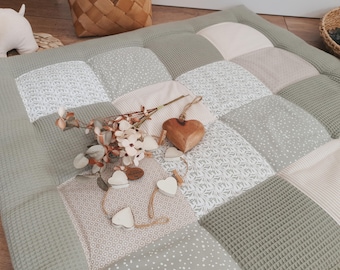 WAFFELPIQUE Patchwork - Decke - Babydecke - 3-4cm dicke Krabbeldecke - Blumen RANKEN / beige sand / salbei / weiß  - personalisierbar mit Na