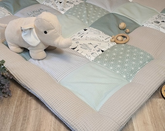 Tappeto da gioco - patchwork in tessuto a nido d'ape - coperta - copertina per neonati - menta/grigio/bianco - spessore 3-4 cm - con ricamo del nome - TIPI verde salvia / grigio chiaro