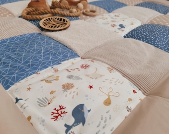 CORD - Frottee - Patchwork - Spieldecke - 3-4cm dicke Krabbeldecke - SEALIFE / beige sand / dustyblue / weiß - personalisierbar mit Namen