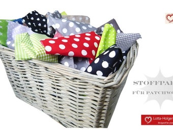 Könnte beinhalten: Ein weißer Weidenkorb gefüllt mit bunten Stoffquadraten für Patchwork. Die Stoffquadrate haben Punkte, Sterne und karierte Muster. Der Korb ist mit "Stoffpaket für Patchwork" und "Lotta-Holgerson designed for you" beschriftet.