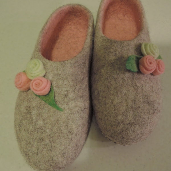 Boiled wool slippers/felt slippers/  home shoes women/  Woolen clogs/ natural wool flowers