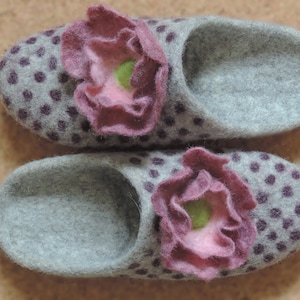 Felted slide slippers Gray, polka dot