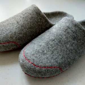 Gray mens felted slide slippers - Felted mules / Woolen clogs /