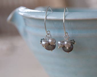 Mini zilveren parel cluster oorbellen, zoetwaterparel en sterling zilveren oorbellen. Kraal cluster oorbellen. Dangle Oorbellen, Parel drop oorbellen