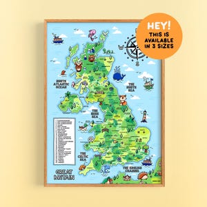 Könnte beinhalten: Eine gerahmte illustrierte Karte von Großbritannien mit grünen Landmassen, blauen Ozeanen, einer Windrose sowie verschiedenen gezeichneten Tieren und Sehenswürdigkeiten. Ein orangefarbenes rundes Abzeichen oben rechts enthält den Text HEY! THIS IS AVAILABLE IN 3 SIZES.