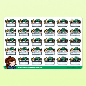 Könnte beinhalten: Ein Bogen mit 36 bunten Aufklebern, die eine Comic-Illustration eines Korbs mit Obst und Gemüse mit dem Text "FIVE-A-DAY" zeigen. Die Aufkleber sind für die Verwendung in einem Planer oder Tagebuch gedacht.