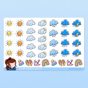 Pode incluir: Uma folha de adesivos de tempo com uma variedade de ilustrações fofas. Os adesivos representam sóis, nuvens, chuva e raios. A folha também inclui alguns adesivos extras com um chapéu, sandálias, um guarda-chuva e um arco-íris. O texto na folha diz "Weather Stickers by Anna Rae" e "@ANNARAEDESIGN".