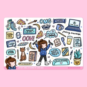 Op de afbeelding: Een stickervel met een centrale cartoonfiguur in een blauwe hoodie, omringd door diverse illustraties waaronder een laptop, een kat, etenswaren en tekstballonnen met teksten zoals HANGER ALERT, SO MANY IDEAS en I HAVE ANXIETY ABOUT MY ANXIETY.