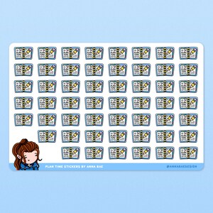 Puede incluir: Una hoja de 64 pegatinas para planificador con una ilustración colorida de un planificador abierto con un lápiz. Las pegatinas son blancas con un borde azul y el texto "Plan Time" está escrito en cada pegatina. El texto "PLAN TIME STICKERS BY ANNA RAE" y "@ANNARAEDESIGN" están en la parte inferior de la hoja.