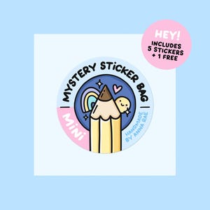 Pode incluir: Uma mini bolsa de adesivos misteriosos com uma ilustração de lápis, arco-íris e coração. A bolsa inclui 5 adesivos e 1 grátis. O texto na bolsa diz "Mystery Sticker Bag" e "Handmade by Anna Rae."