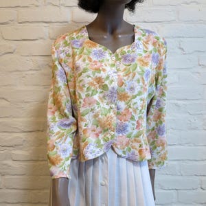 1980年代ヴィンテージのパステルカラーフローラルブラウス - ロマンチックなボタンアップトップス、スイートハートネックライン、コテージコアスタイル、ラージサイズ