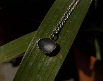 Collier en verre de mer, Collier en verre de mer, Verre de mer, Collier en verre de mer argenté, Verre de mer gris, Collier en argent sterling, Bijoux de plage, Verre de mer