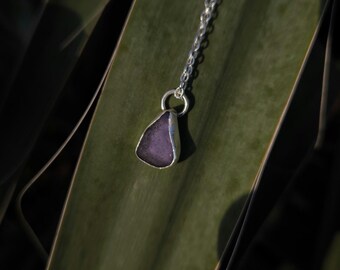Collar con bisel de plata esterlina y vidrio marino, vidrio marino violeta, joyería de vidrio marino, collar de vidrio marino, vidrio marino engastado con bisel, vidrio marino morado