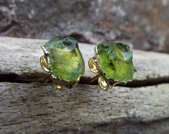 Boucles d'oreilles péridot • Puces d'oreilles en cristal plaqué or • Boucles d'oreilles en pierres précieuses électroformées • Puces d'oreilles bohèmes • Bijoux faits main