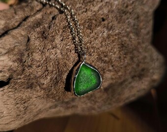 Collier en verre de mer vert, Collier en verre de mer, Verre de mer, Collier en verre de mer argenté, Collier en argent sterling, Bijoux de plage, verre de mer vert