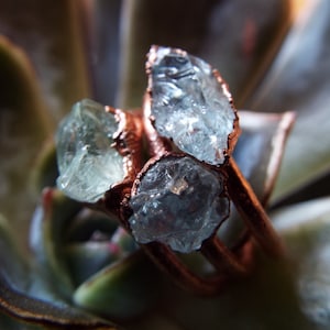 Aquamarine ring with raw aquamarine crystals in copper, gemstone ring, crystal ring, engagement ring with aquamarines, raw crystal ring