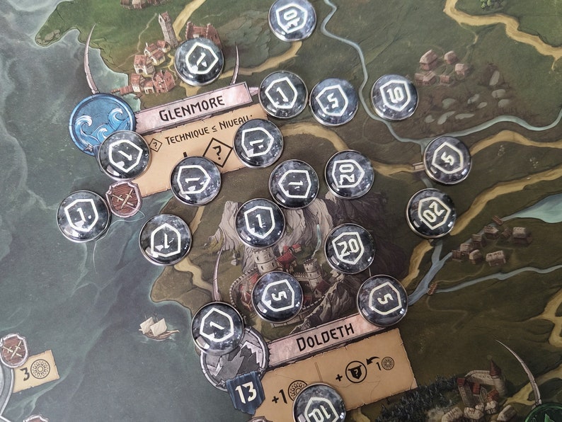 Op de afbeelding: Een spelbord met zwarte en witte fiches. De fiches hebben nummers erop, waaronder 1, 5, 10, 20. Het bord heeft de namen "Glenmore" en "Doldeth" erop geschreven.